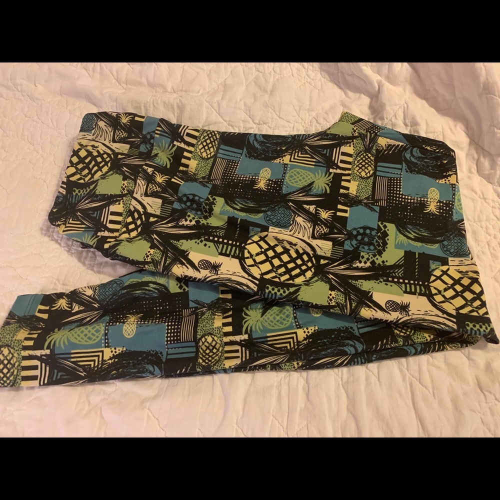 LulaRoe T/C Pineapple leggings.  Very cute.